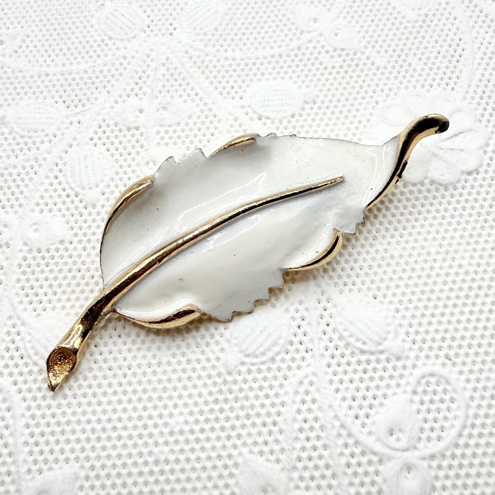 Vintage Signed HEDY Gold Tone White Enamel Leaf Autumn Foliage MCM Brooch